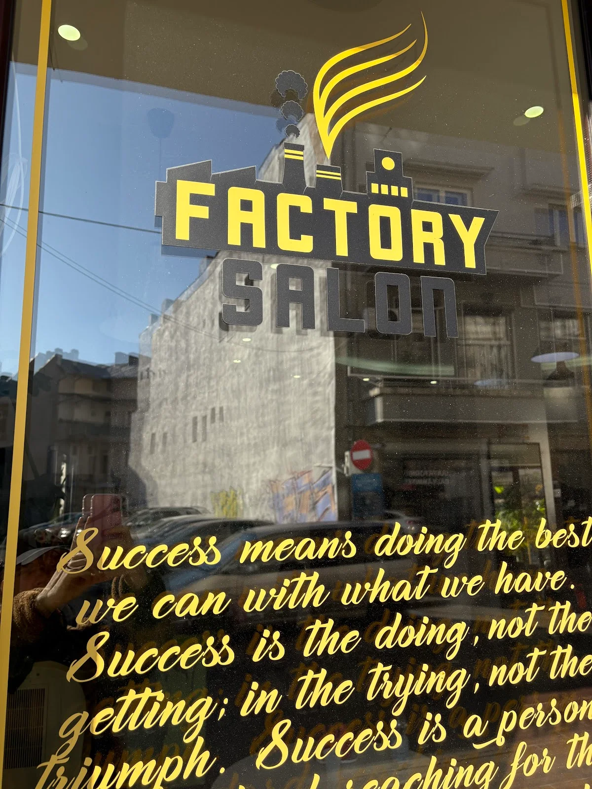 Vitrina Factory Salon din Strada Colței